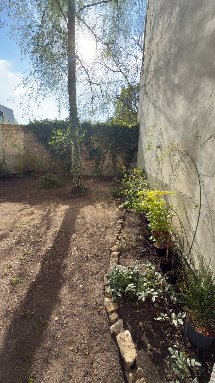 Gartenbeet entlang der Wand